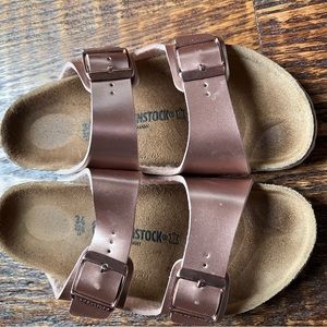 Birkenstock sandal . Color: Copper/ rose
